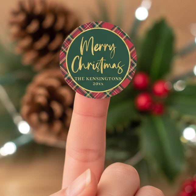 Sticker Rond Red Tartan Plaid Gold Script Joyeux Noël (Red Tartan Plaid Gold Script Merry Christmas Classic Round Sticker)