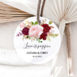 Sticker Rond Red Tropical et romantique Amour Mariage est Poppi<br><div class="desc">Cet amour mariage rouge tropical et romantique est poppin classique collant rond est parfait pour un mariage simple. Le design artistique bordo marsala présente des roses d'aquarelle,  verts,  roses,  bordeaux et roux assortis de verdure bien disposés dans un bouquet de fleurs gracieux et radieux.</div>