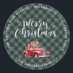 Sticker Rond Red Truck Green Christmas Retourner l'adresse Étiq<br><div class="desc">Créez de magnifiques étiquettes d'adresse de retour de Noël avec un camion rouge classique sur un motif de plaid de buffle vert. Personnalisez facilement ces étiquettes verts à damiers Noël avec votre nom et adresse de famille.</div>