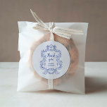 Sticker Rond Regal bleu et blanc Vintage Baroque Frame Mariage<br><div class="desc">Ces stickers de mariage élégants et luxueux disposent d'un cadre d'art vintage avec un style baroque orné. Le design est bleu sur un arrière - plan blanc. La calligraphie de script moderne qui dit "merci", et le texte classique avec vos noms, en font un choix contemporain élégant et à jour...</div>