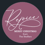 Sticker Rond Rejoice Christmas - Choisissez la couleur de l'Arr<br><div class="desc">Coordonnées avec ma collection "Calligraphie de Noël". "Rejoice" en texte blanc. Affiché sur un arrière - plan mauve, mais vous pouvez choisir "Cliquez pour Customiser" pour sélectionner une nouvelle couleur arrière - plan. Personnalisez le modèle avec un salut et votre nom. Parfait pour les autocollants de faveur ou les scellés...</div>