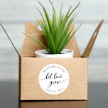Sticker Rond Relax Script Let Love Grow Wedding Favor<br><div class="desc">Un autocollant de faveur de mariage avec les mots "laissez pousser l'amour" dans un script de relaxation cursive en noir contre un arrière - plan blanc. Personnalisez-le en remplaçant le texte de l'espace réservé. Pour plus d'options comme changer la police et sa taille/couleur, développer la courbe /contrat ou l'espacement entre...</div>
