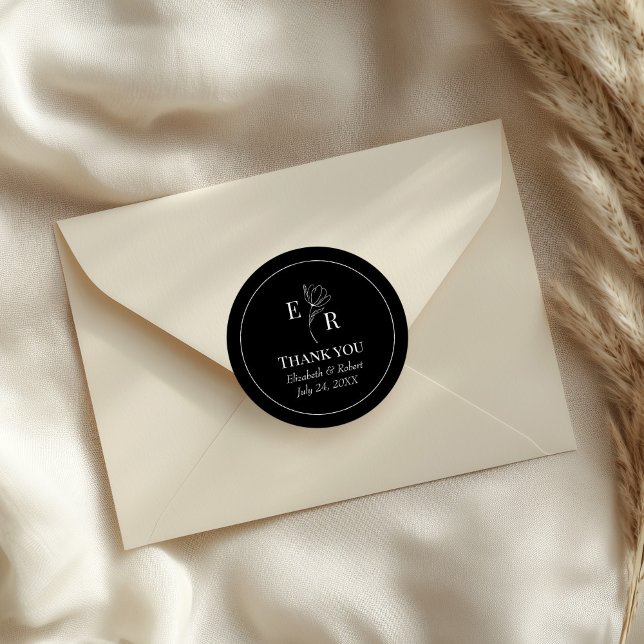 Sticker Rond Remerciement de mariage à monogramme floral noir (Black Floral Monogram Wedding Thank You Classic Round Sticker on an elegant wedding envelope.)