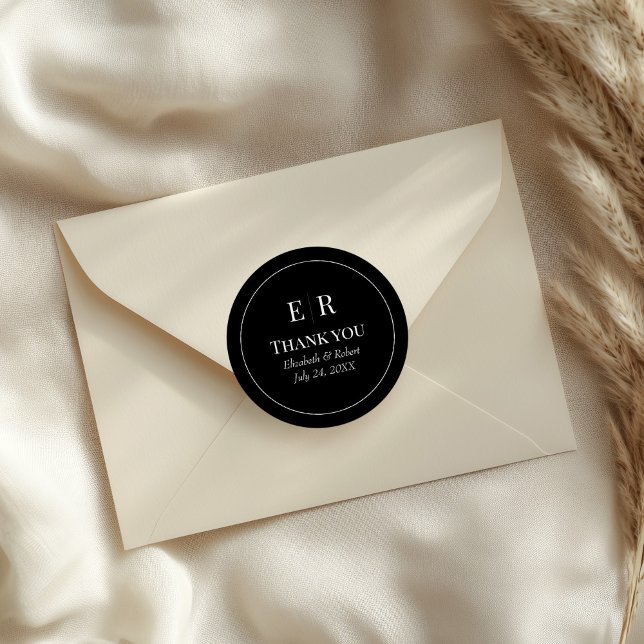 Sticker Rond Remerciements de mariage à monogramme noir moderne (Modern Black Monogram Wedding Thank You Classic Round Sticker on an elegant wedding envelope.)