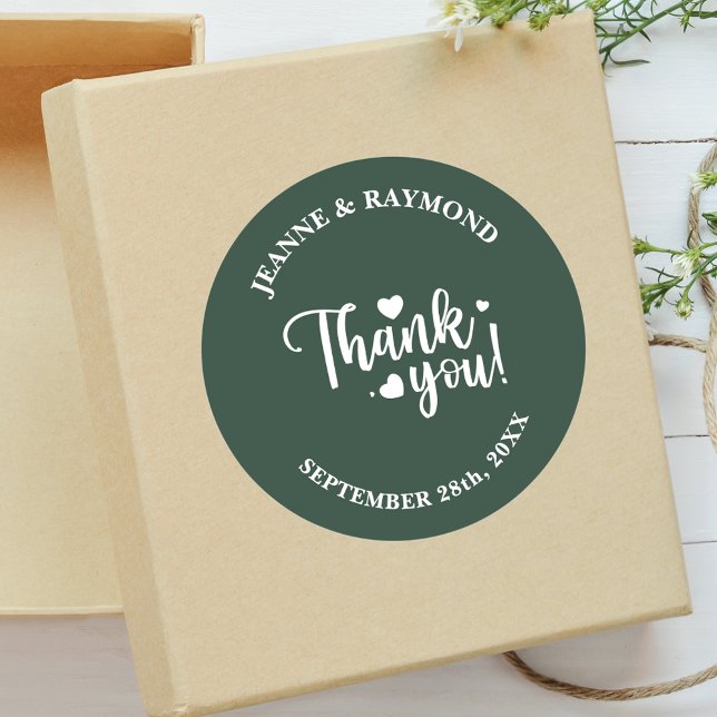 Sticker Rond Remerciements de mariage élégants avec écriture en (Elegant sage green script sticker adds timeless charm to wedding thank you gifts.)