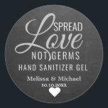 Sticker Rond Répartir l'amour non Germes Sanitizer Mariage Chal<br><div class="desc">Moderne étaler l'amour non germes collants de faveur de mariage pour les faveurs d'assainissement des mains personnalisées. Personnalisez les étiquettes de faveur de mariage rustique en tableau noir avec les noms des mariés et des mariés et la date du mariage.</div>