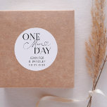 Sticker Rond Répétition de Mariage d'une journée minimum en bla<br><div class="desc">Dîner de répétition minimaliste mariage préférez l'autocollant avec le texte de typographie qui dit "un jour de plus". L'arrière - plan est blanc.</div>