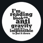 Sticker Rond Réserver sur Anti Gravity Funky Science Geek Puns<br><div class="desc">Je suis en train de lire un livre sur l'anti-gravité et il est impossible de le poser. Un jeu de mots de science amusant pour ceux qui aiment étudier la science. Cool et humoristique citent des articles pour les étudiants du collège qui se spécialisent en physique. Parfait pour les scientifiques...</div>