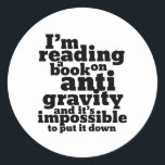 Sticker Rond Réserver sur Anti Gravity Funky Science Geek Puns<br><div class="desc">Je suis en train de lire un livre sur l'anti-gravité et il est impossible de le poser. Un jeu de mots de science amusant pour ceux qui aiment étudier la science. Cool et humoristique citent des articles pour les étudiants du collège qui se spécialisent en physique. Parfait pour les scientifiques...</div>