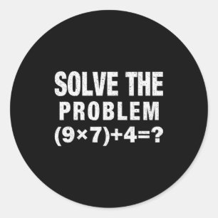 Sticker Rond Résoudre le problème (9×7)+4=_ Prof de maths drôle
