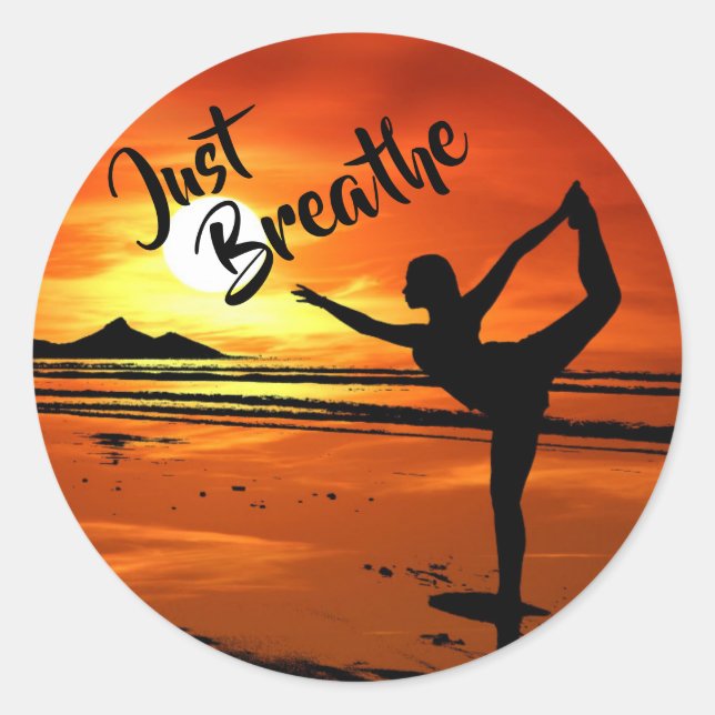 Sticker Rond Respirez la pose de Yoga paisible sur la plage au  (Devant)