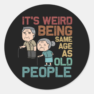 Sticker Rond Rétro C'Est Étrange D'Être Le Même Âge Que Les Per
