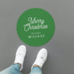 STICKER ROND RETRO MERRY CHRISTMAS TYPOGRAPHIE SUR VERT<br><div class="desc">Joyeux Noël personnalisable typographie rétro blanche sur un arrière - plan vert personnalisé.</div>