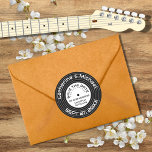 Sticker Rond Retro Music Vinyl Enregistrer Unique Enregistrer L<br><div class="desc">Ce disque vinyle enregistrer l'autocollant de date est une excellente façon d'ajouter une touche de nostalgie musicale à vos invitations de mariage. Cet autocollant est conçu pour ressembler à un disque vintage et peut être customisé pour correspondre à votre mariage musical. Ils sont un autocollant mariage parfait pour les amateurs...</div>