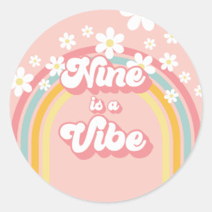 Sticker Rond Retro Rainbow Nine est une ambiance Groovy 9e anni