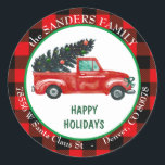 Sticker Rond Retro Red Truck2 Christmas Tree Adresse de retour<br><div class="desc">Une aquarelle d'un camion rétro rouge transportant à la maison un arbre de Noël décoré est la caractéristique de cet autocollant d'adresse de retour de vacances. Le texte en blanc a votre nom et votre adresse sur une bordure rouge et noire en cercle de buffle plaid. Le texte vert en...</div>