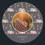 Sticker Rond Retro Rv Motorhome Desert Christmas Motif Photo<br><div class="desc">Motif avec des illustrations d'un camping-car rétro rv décoré de lumières de Noël,  de flocons de neige,  de sucres de canne et de cactus décorés d'ornements et de lumières. Personnaliser le texte et la photo</div>