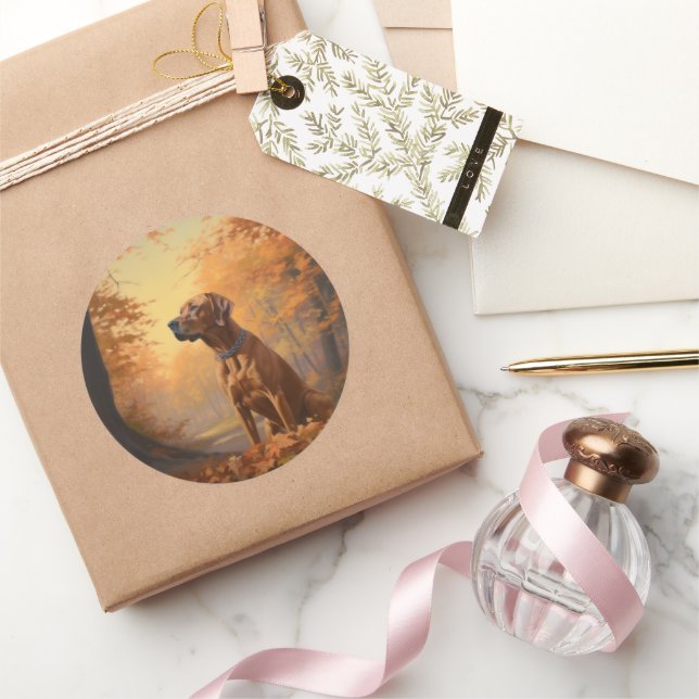 Sticker Rond Rhodesian Ridgeback dans les feuilles d'automne to (Cadeaux)