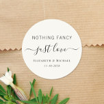 Sticker Rond Rien de fantaisie Just Love Mariage<br><div class="desc">Un sticker chic crème légère pour vos invitations de mariage,  faveurs et cartes de remerciements avec "Nothing Fancy Just Love" présenté dans un mélange de lettrage simple et un script élégant avec des swashes,  et vos noms et date de mariage ou de réception dans la typographie serif classique.</div>