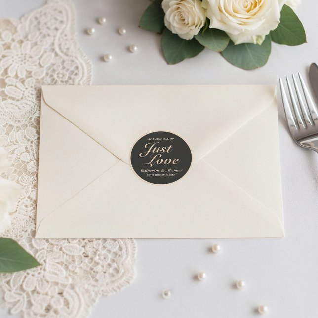 Sticker Rond Rien de fantaisie Juste Amour Mariage (Flat lay romantic wedding envelope with coffee brown bold typography modern wedding sticker)