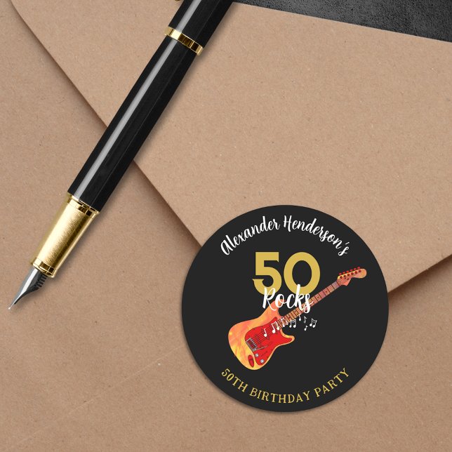 Sticker Rond Rock and Roll 50e fête d'anniversaire (50 Rocks cool 50th birthday party sticker with funky flame guitar personalized name gold and black )