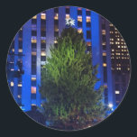 Sticker Rond Rockfeller Center Christmas Tree NYC Photographie<br><div class="desc">Avec une photo originale de l'arbre du Rockefeller Center à New York pendant la saison des fêtes. Super pour Noël ! Cette conception est également disponible sur d'autres produits. Ne vois-tu pas ce que tu cherches ? Vous avez besoin d'aide pour la personnalisation ? Contactez Rebecca pour avoir quelque chose...</div>