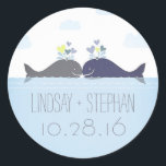 Sticker Rond Romantic Ocean Whale Couple Mariage<br><div class="desc">Phoque de mariage de plage avec des baleines mignonnes</div>