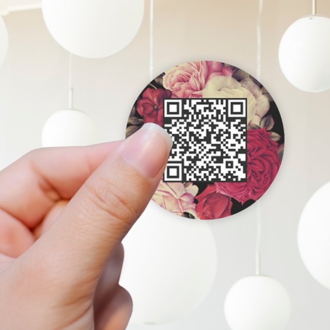 Sticker Rond Romantique Moody Floral QR Code noir (Pretty wedding sticker features a beautiful vintage look floral pattern and your qr code.)