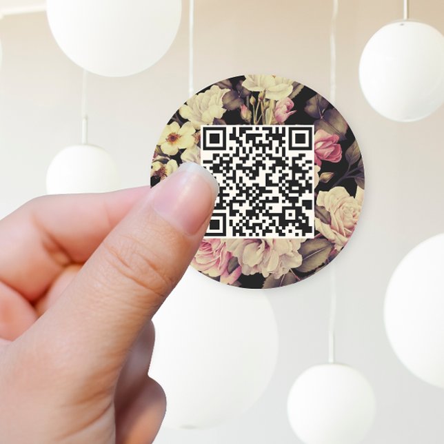 Sticker Rond Romantique Moody Floral QR Code noir (Pretty wedding sticker features delicate blooms and your qr code on an elegant black background.)