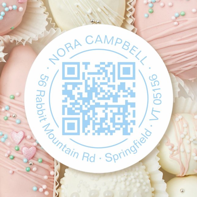Sticker Rond Rond QR Code Cercle Frame Nom Adresse Bébé Bleu (Modern, elegant business name, QR code round sticker with circle frame in baby blue.)