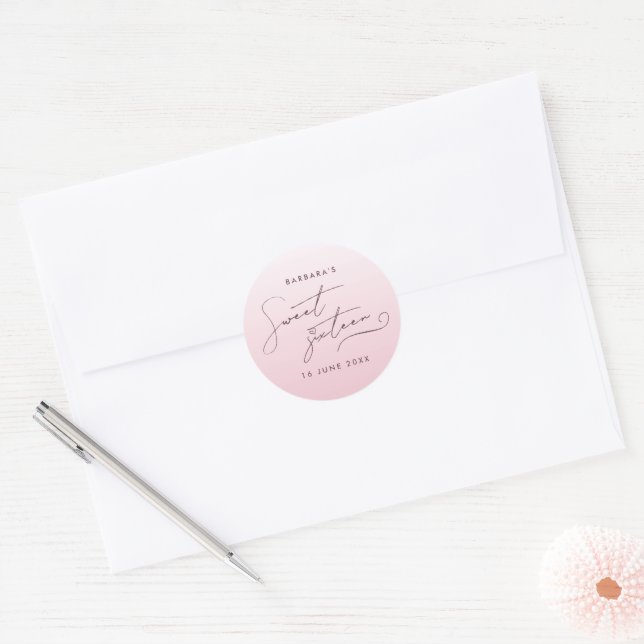 Sticker Rond Rose Pâle Élégant Ombré Script Dix-Seize Ans (Enveloppe)