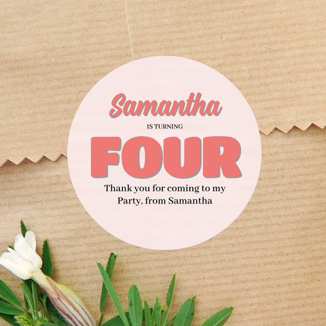Sticker Rond Rose quatrième anniversaire Fille fête florale (Pink fourth birthday party custom gavor sticker. )