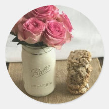Roses roses dans un bocal et des cookies