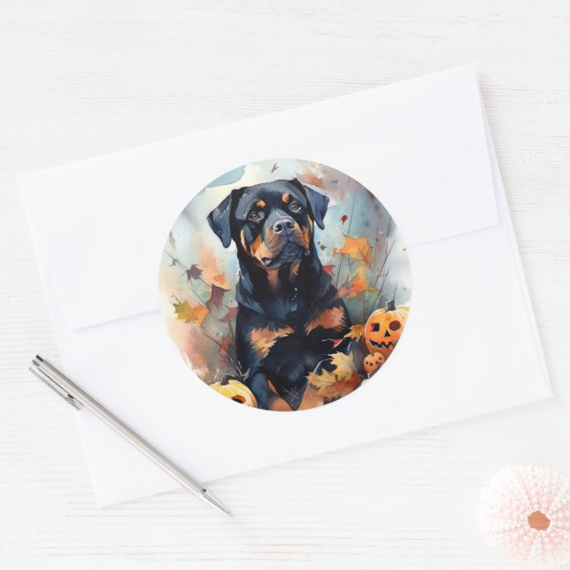 Sticker Rond Rottweiler d'Halloween avec citrouilles effrayant (Enveloppe)