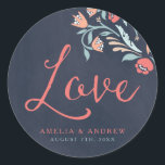 Sticker Rond Rouge Chalkboard Floral Love Mariage Round<br><div class="desc">Cet autocollant mariage Love rond présente une belle florale contre un arrière - plan de tableau rouge avec le mot "Love" dans la police de caractères de script moderne. Utilisez-le pour sceller vos enveloppes Mariages ou pour la décoration. Consultez le Faire-part de mariage et les autres éléments mariages correspondants de...</div>