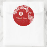 Sticker Rond Rouge Floral Peacock Double Bonheur Mariage asiati<br><div class="desc">Elégant design de paon rouge et blanc bohème avec des détails floraux et une queue en cachemire, associé à un symbole de bonheur double chinois dans un cadre en cercle simple. Un design mariage asiatique très unique, chic et classe pour le couple moderne et élégant. Le double bonheur est un...</div>