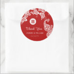 Sticker Rond Rouge Floral Peacock Double Bonheur Mariage asiati<br><div class="desc">Elégant design de paon rouge et blanc bohème avec des détails floraux et une queue en cachemire, associé à un symbole de bonheur double chinois dans un cadre en cercle simple. Un design mariage asiatique très unique, chic et classe pour le couple moderne et élégant. Le double bonheur est un...</div>