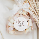 Sticker Rond Rouille | Mariage de script manuscrit moderne<br><div class="desc">Conçu pour correspondre à nos invitations de mariage de Script manuscrit moderne. Une belle conception typographique à l'atmosphère minimaliste,  avec un script manuscrit moderne en terre cuite et des lettres serif classiques.</div>