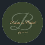 Sticker Rond Royal Dark Green Feuille Gold Frame Mariage<br><div class="desc">J'espère que vous apprécierez ces grands Stickers Rond Classic Mariages avec ce Royal Dark Green Arrière - plan,  Monogram et les Noms de Mariée & Salle sur eux. Vous pouvez modifier TOUTES LES INFORMATIONS PERSONNELLES sur les Stickers pour répondre à vos besoins. Profitez-en ! https://www.zazzle.com/store/dazzlingpaperitems</div>