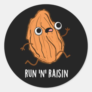 Sticker Rond Run N Raisin Funny Food Pun Dark BG