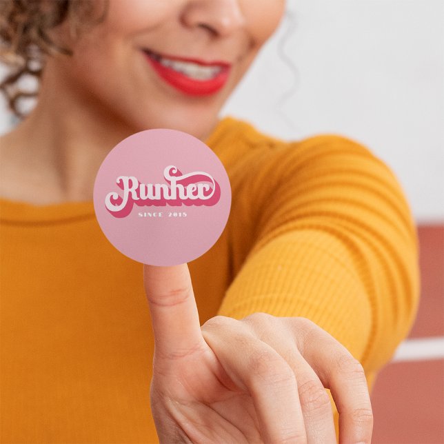 Sticker Rond Runher Runher Runher Pink Retro Font Motivational (Créateur téléchargé)
