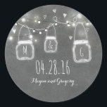 Sticker Rond Russe Chalkboard Mason Jar Mariage<br><div class="desc">Feux à cordes rustiques et pots de maçon sceaux mariages en tableau</div>