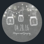 Sticker Rond Russe Chalkboard Mason Jar Mariage<br><div class="desc">Feux à cordes rustiques et pots de maçon sceaux mariages en tableau</div>