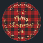 Sticker Rond Russe Christmas Buffalo Plaid Gold Adresse de reto<br><div class="desc">Lorsque vous envoyez vos cartes de Noël, utilisez des autocollants d'adresse de retour rustiques du pays. Ce étiquette commence par un arrière - plan de buffle rouge et noir. Le texte couleur or est utilisé pour votre nom et adresse. Au milieu, un faux message doré de Joyeux Noël et le...</div>