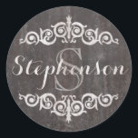 Sticker Rond Russe Vintage Chalkboard Nom du script Monogramme<br><div class="desc">Ajoutez un monogramme initial d'une seule lettre et un dernier ou prénom pour créer une touche personnalisée vintage sur le thème pour sceau d'enveloppe, ou autocollant de faveur de mariage ! Ancien thème vintage de tableau de bord pour ce vieux look étiquette de pharmacie. Ajoutez du texte personnalisé pour une...</div>