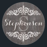 Sticker Rond Russe Vintage Chalkboard Nom du script Monogramme<br><div class="desc">Ajoutez un monogramme initial d'une seule lettre et un dernier ou prénom pour créer une touche personnalisée vintage sur le thème pour sceau d'enveloppe, ou autocollant de faveur de mariage ! Ancien thème vintage de tableau de bord pour ce vieux look étiquette de pharmacie. Ajoutez du texte personnalisé pour une...</div>