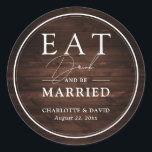 Sticker Rond Rustic Barn Wood Mange Boire et être marié Mariage<br><div class="desc">Sur mesure,  mangez des boissons rustiques et soyez mariés autocollants de mariage avec un arrière - plan en bois de grange.</div>