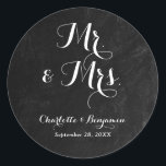 Sticker Rond Rustic Black Chalkboard M. et Mme Mariage<br><div class="desc">Des autocollants de mariage en carton rouge pour vos enveloppes mariages/sacs de faveur.</div>