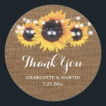 Sticker Rond Rustic Burlap Sunflower Wedding Favoriser<br><div class="desc">Autocollants/enveloppes floral rustiques pour un mariage campagnard rustique inspiré des tournesols.</div>