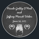 Sticker Rond Rustic Chalkboard Mason Jar Mariage personnalisé<br><div class="desc">Belle conception de tableau noir avec un pot en maçon blanc. C’est très country chic. Vous pouvez le customiser et le personnaliser comme vous le souhaitez.</div>